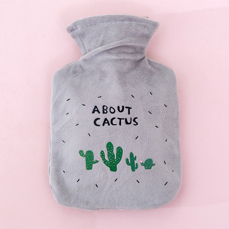 Bouillotte peluche grise imprimée de cactus verts et du texte anglais About Cactus