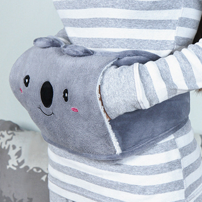 Bouillotte ceinture koala portée à la taille par-dessus les vêtements