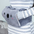 Bouillotte ceinture koala portée à la taille par-dessus les vêtements