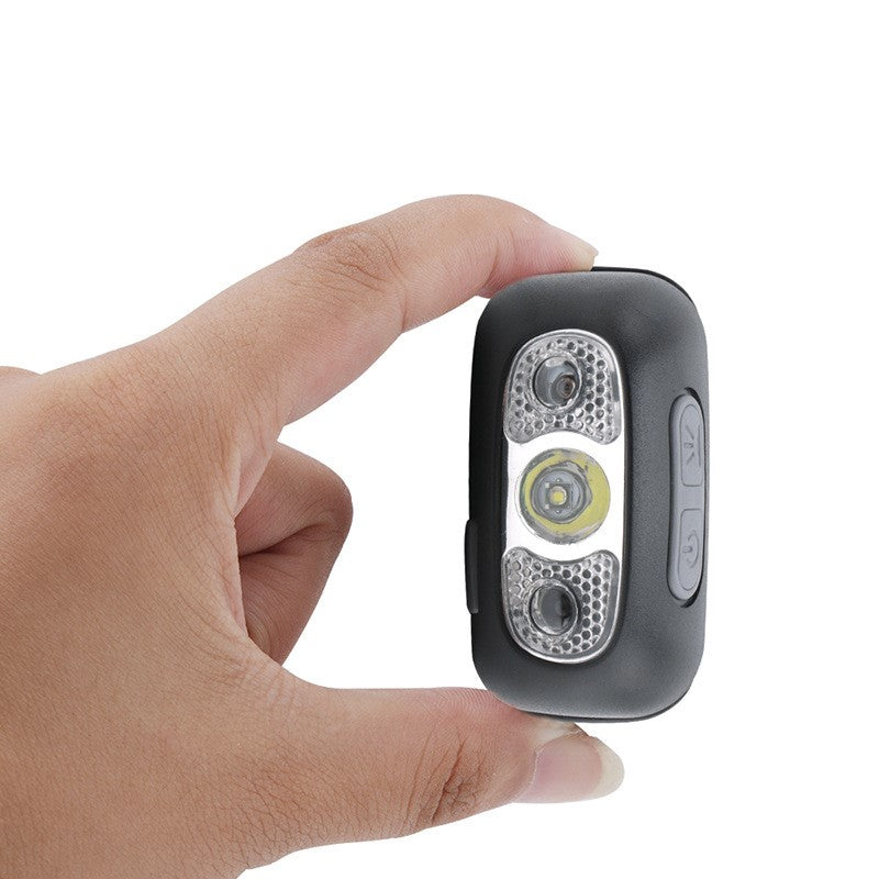 Lampe frontale tenue dans une main pour montrer son format compact