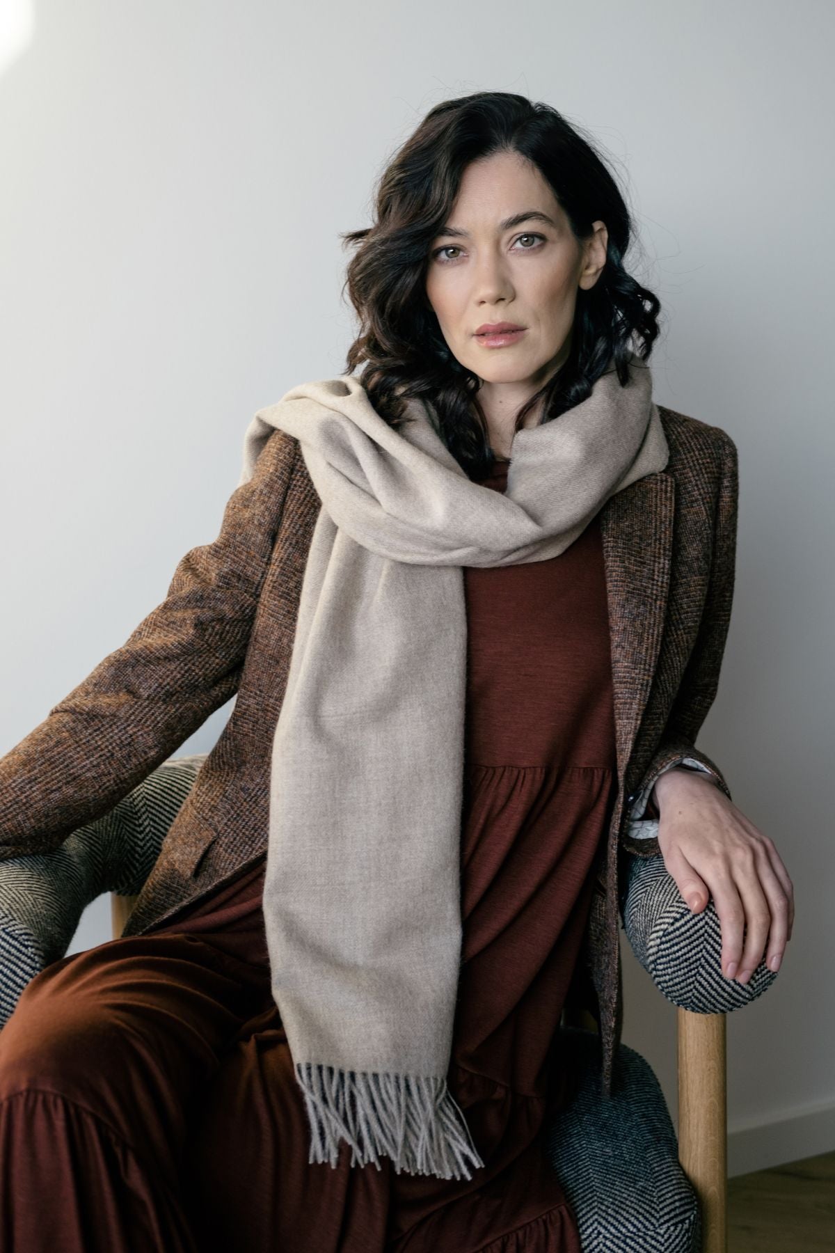 Étole ALPAKA portée en écharpe — coloris beige (épuisé)