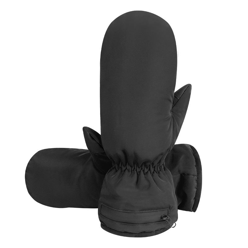 Moufles chauffantes noires, gros plan sur le tissu et le pouce séparé