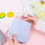 Poche intérieure transparente remplie d'eau, sortie de la housse en peluche bleue à deux mains