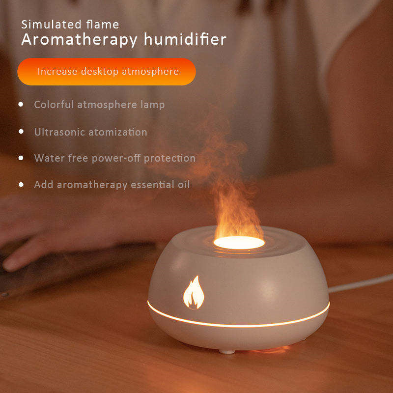 Diffuseur effet flamme posé sur un bureau