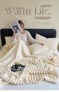 Plaid doux effet fausse fourrure crème pour canapé et lit