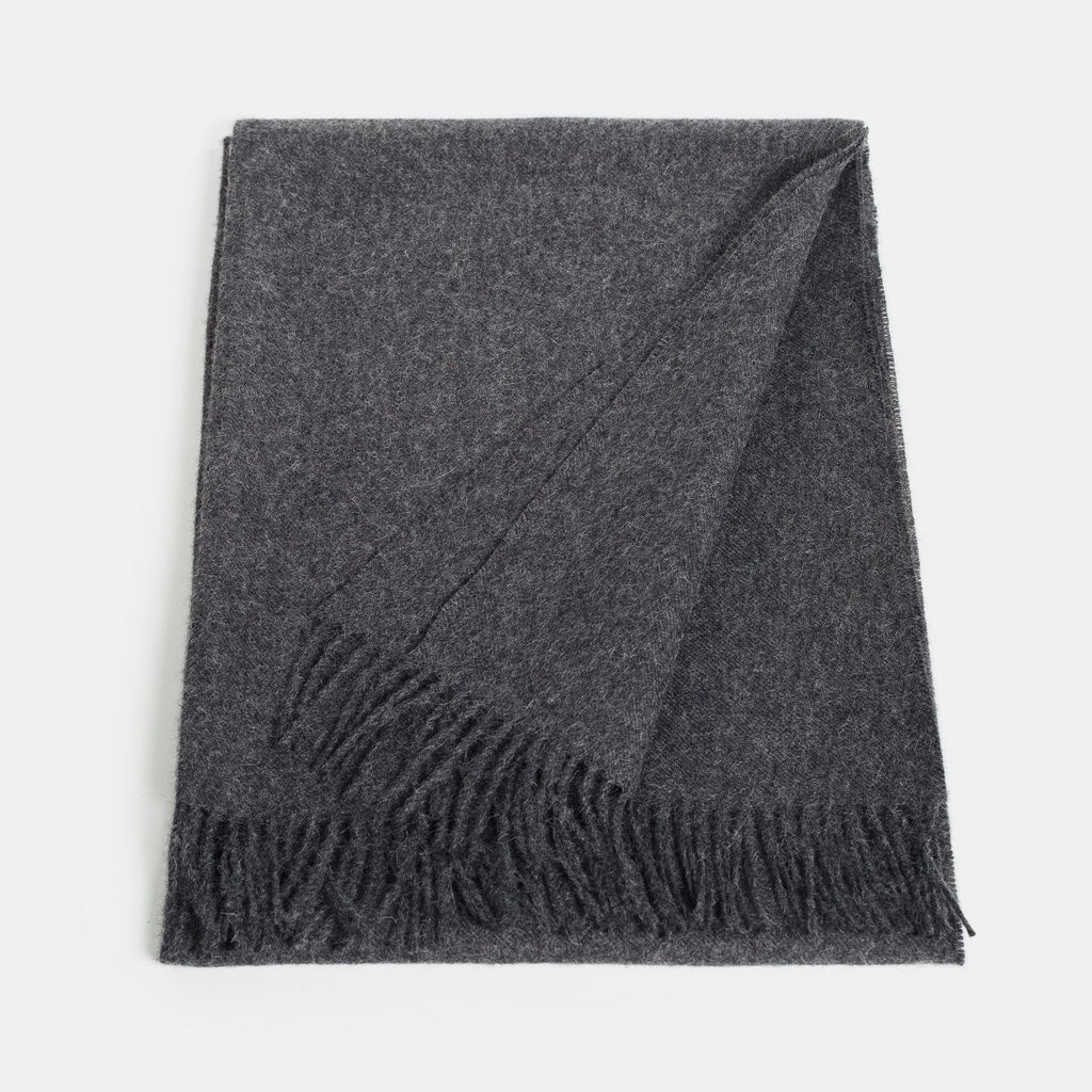 Étole ALPAKA en baby alpaga, coloris anthracite, pliée — franges visibles