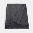 Étole ALPAKA en baby alpaga, coloris anthracite, pliée — franges visibles