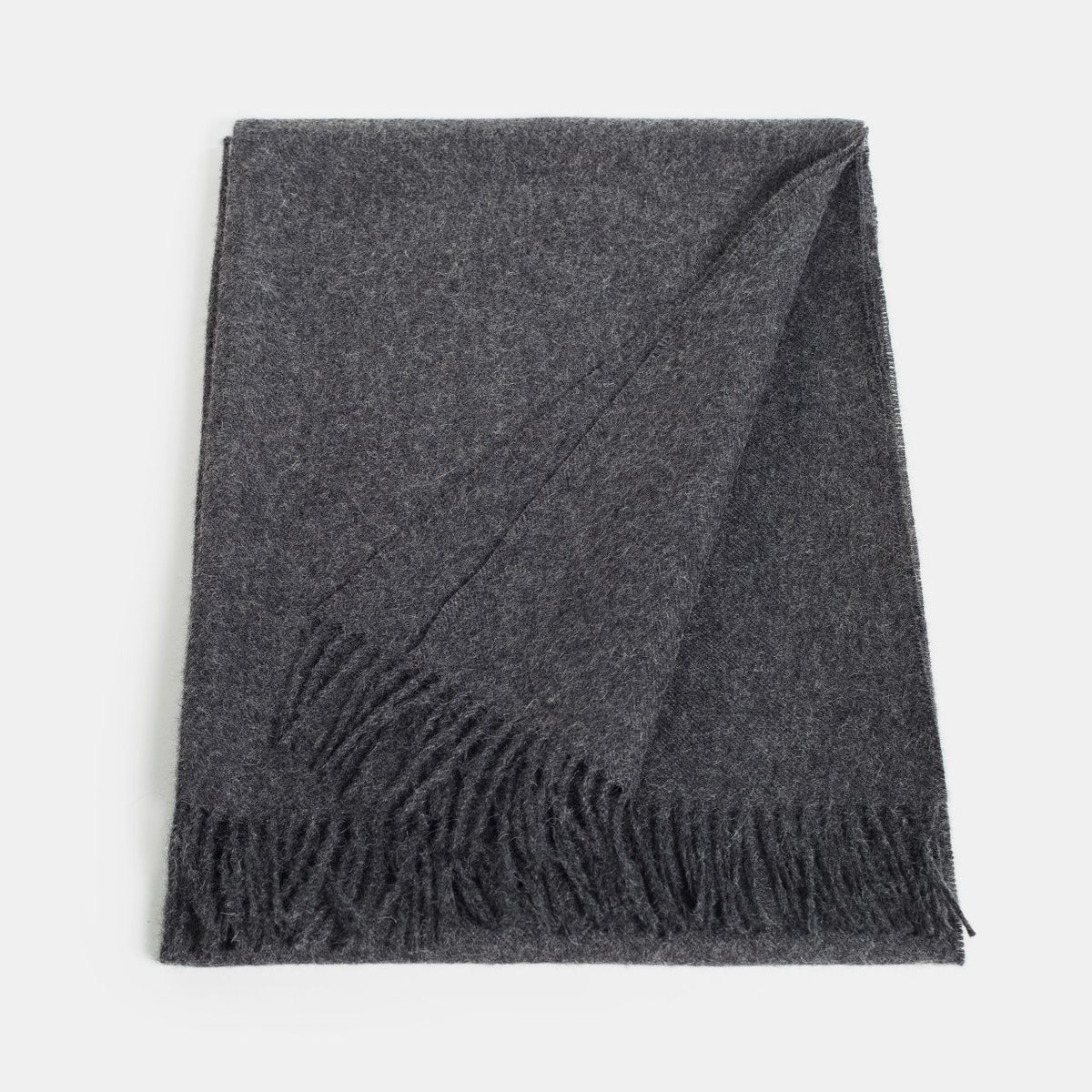 Étole ALPAKA en baby alpaga, coloris anthracite, pliée — franges visibles