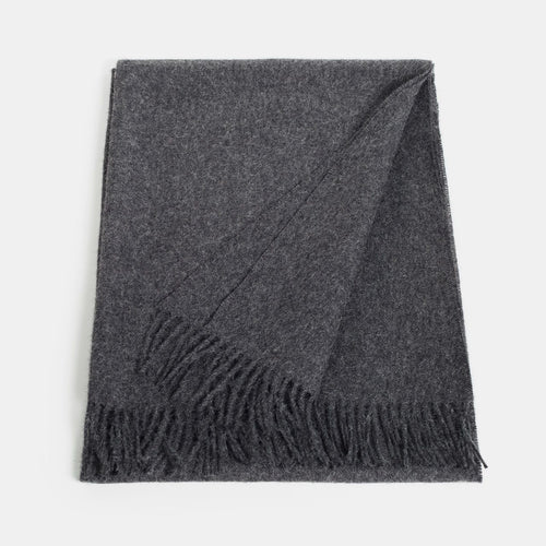 Étole ALPAKA en baby alpaga, coloris anthracite, pliée — franges visibles