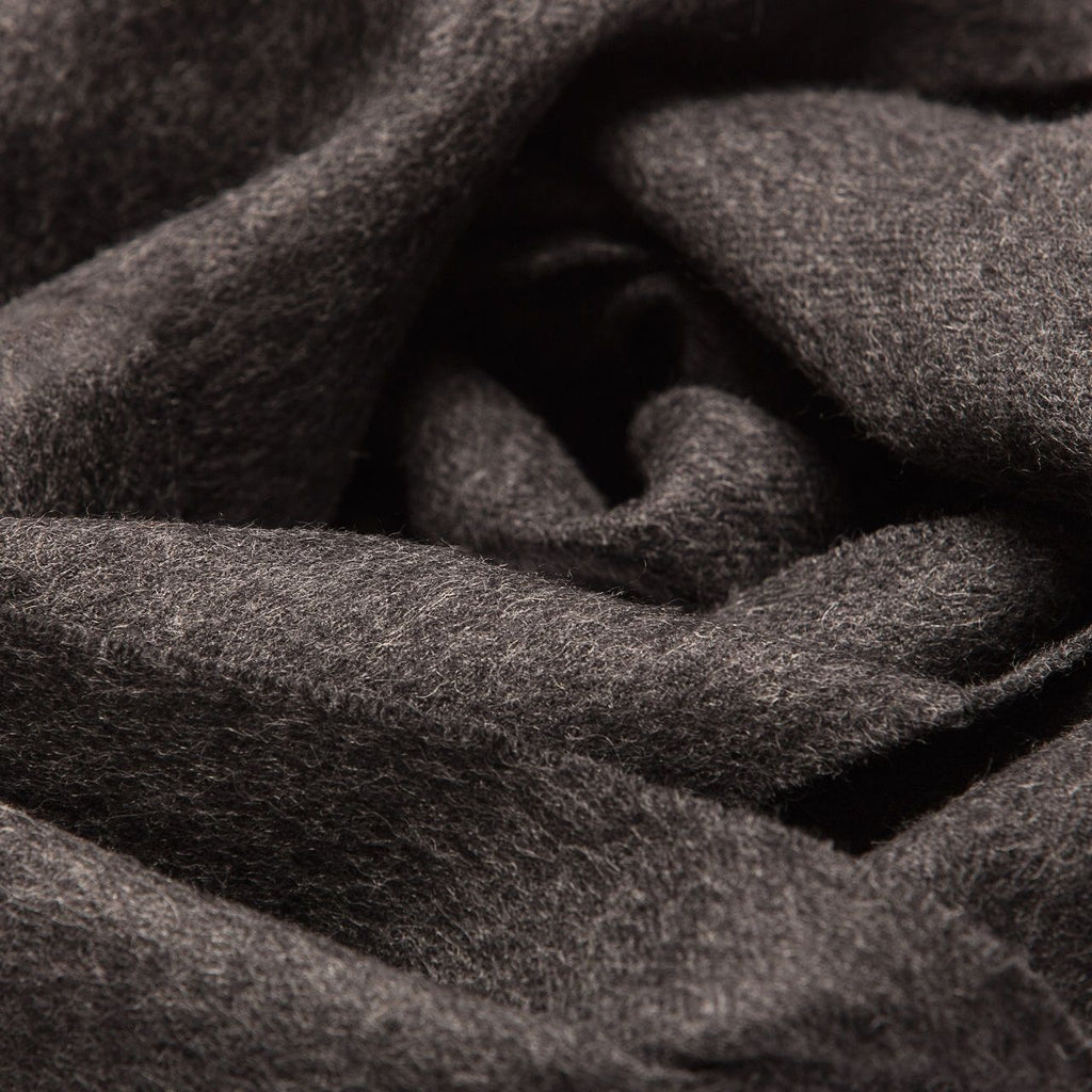 Détail de la maille et des franges, étole ALPAKA anthracite