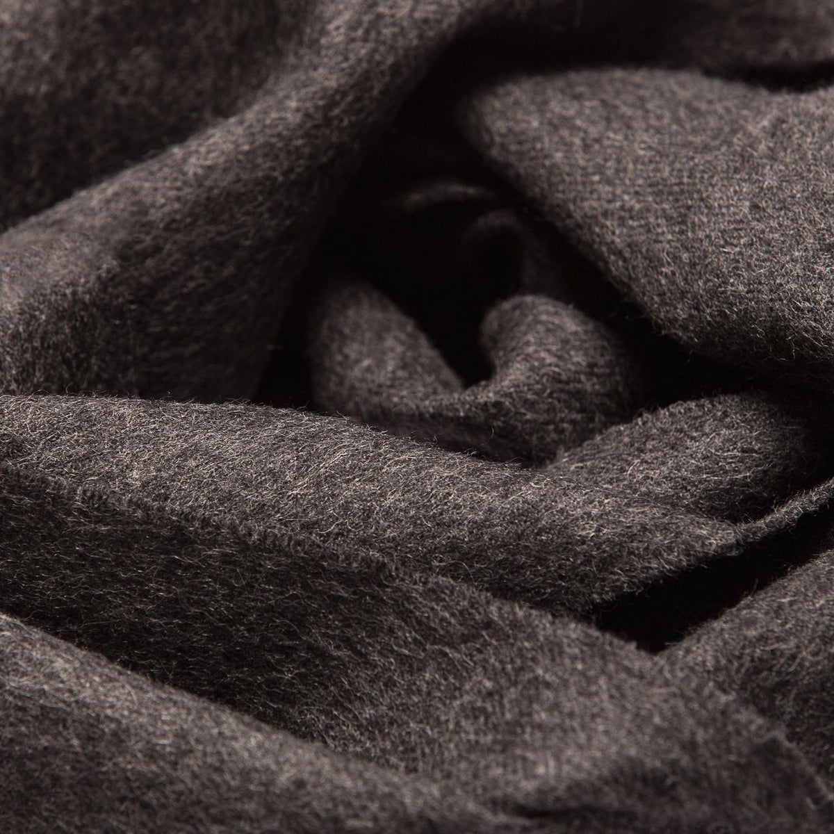 Détail de la maille et des franges, étole ALPAKA anthracite