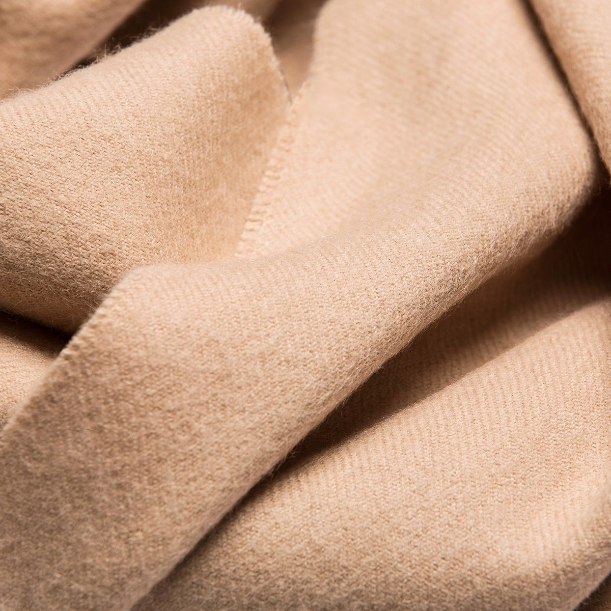 Détail de l’étole ALPAKA en baby alpaga, coloris beige
