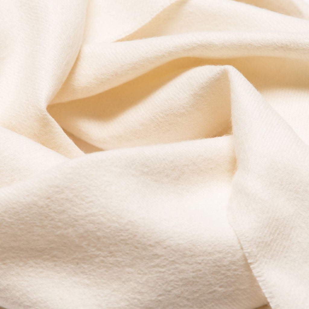 Détail de l’étole ALPAKA en baby alpaga, coloris blanc